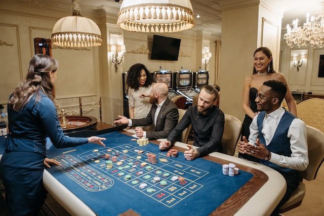 Groupe de joueurs jouant sur une table de roulette 